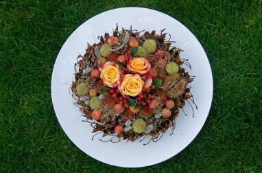 Bloemschikken met herfstmateriaal